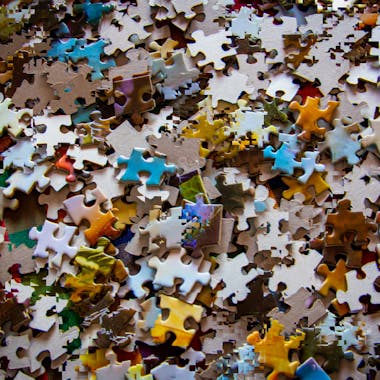 Fichas de un puzzle mezcladas
