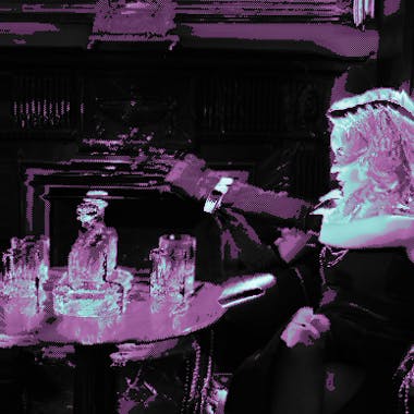 Mujer apuntando una pistola