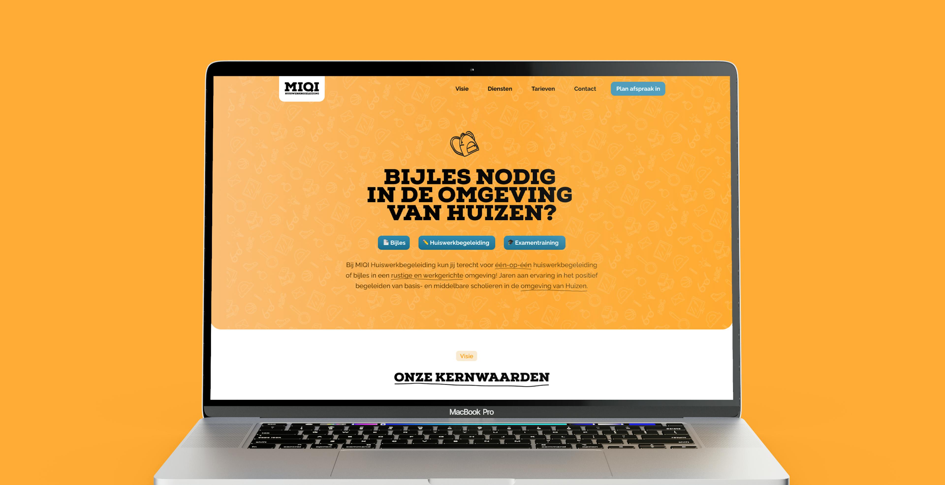 Mockup van een Macbook met de MIQI website
