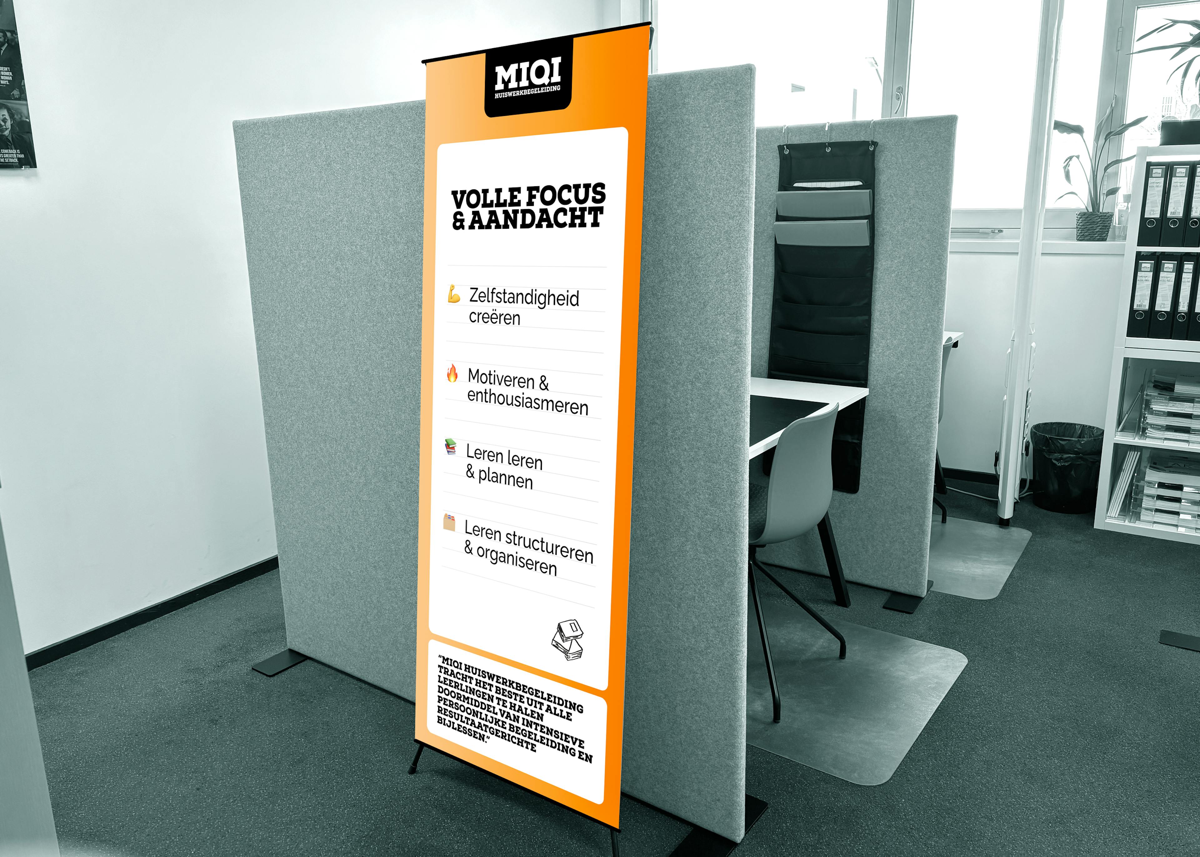 Roll-up banner mockup met MIQI branding