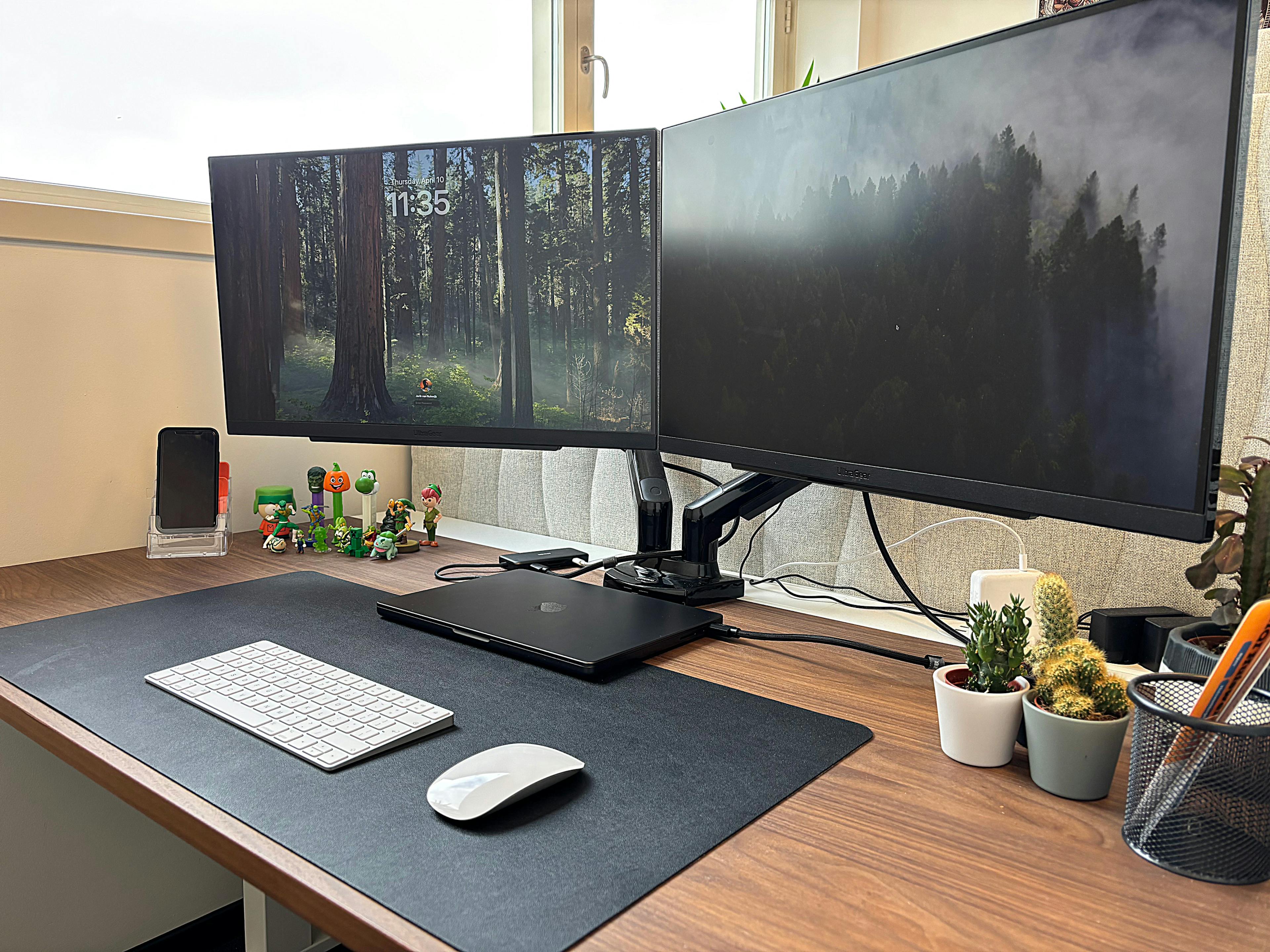 Bureau setup met schermen en laptop