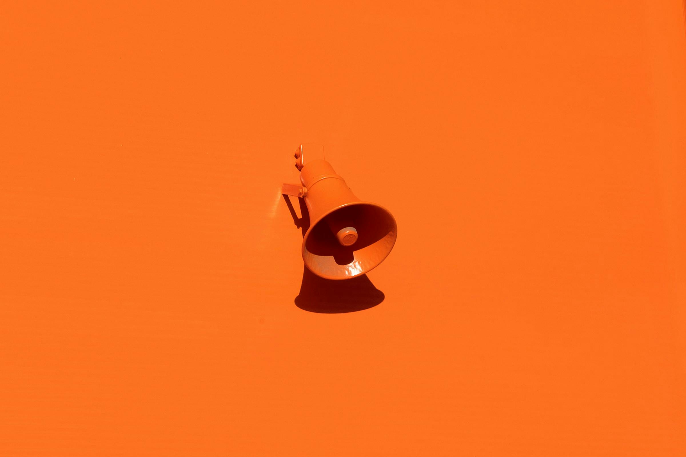 Megafoon op oranje muur