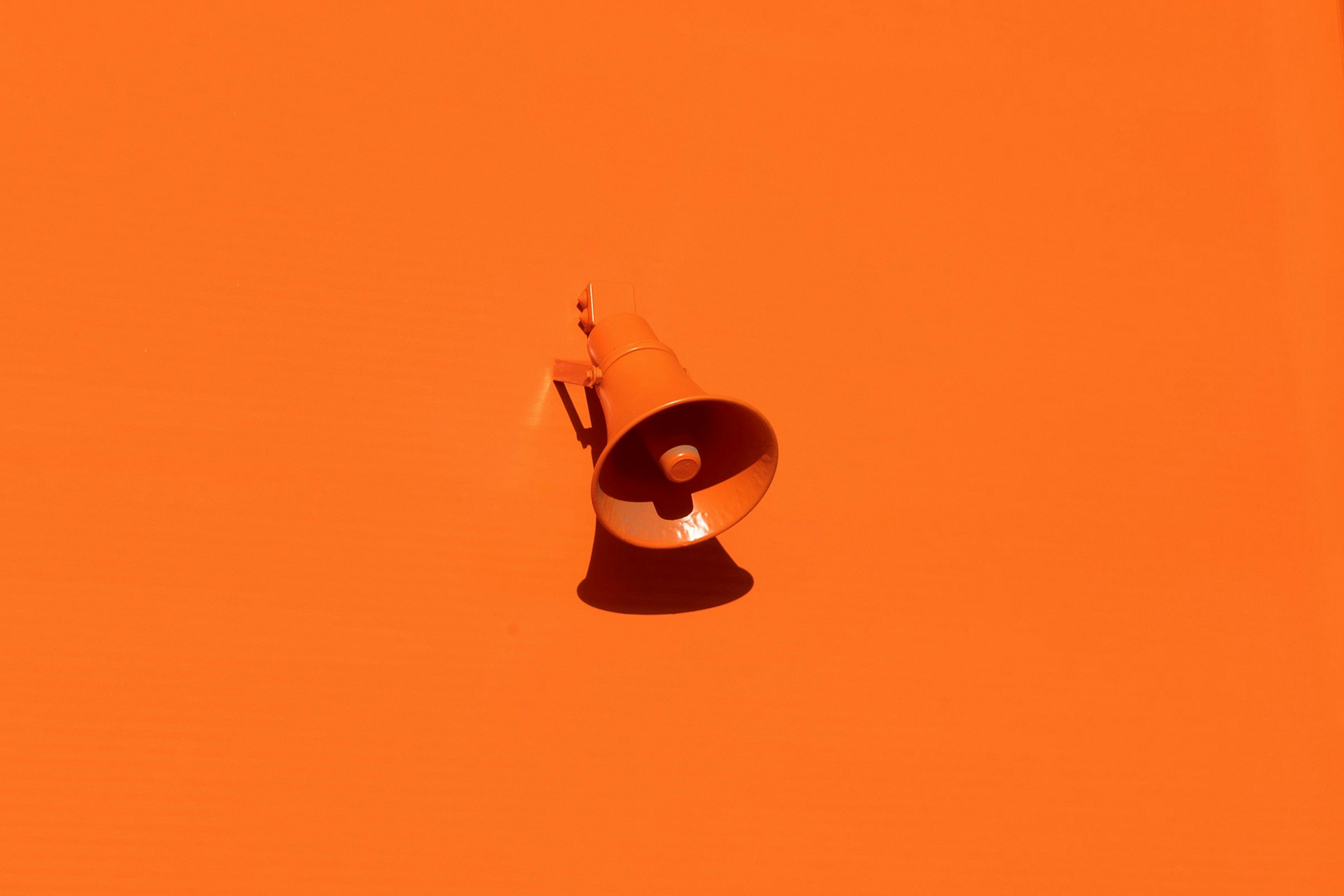 Megafoon op oranje muur