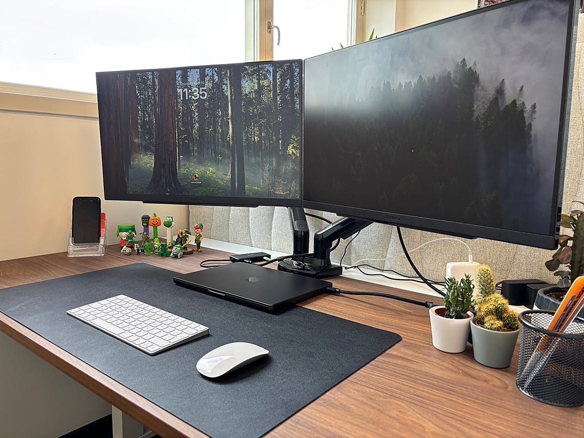 Bureau met computer en attributen