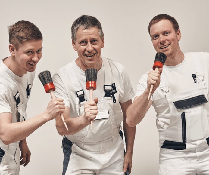 Mitarbeiter singen in einen Pinsel, Malermeister Müller und Sohn