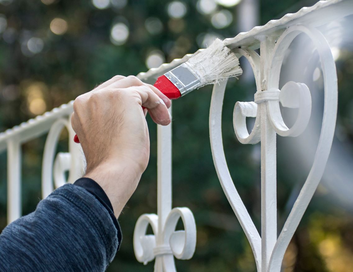 Lackierung eines Geländers mit weißer Farbe. Lackierarbeiten Chemnitz, Malermeister Müller und Sohn