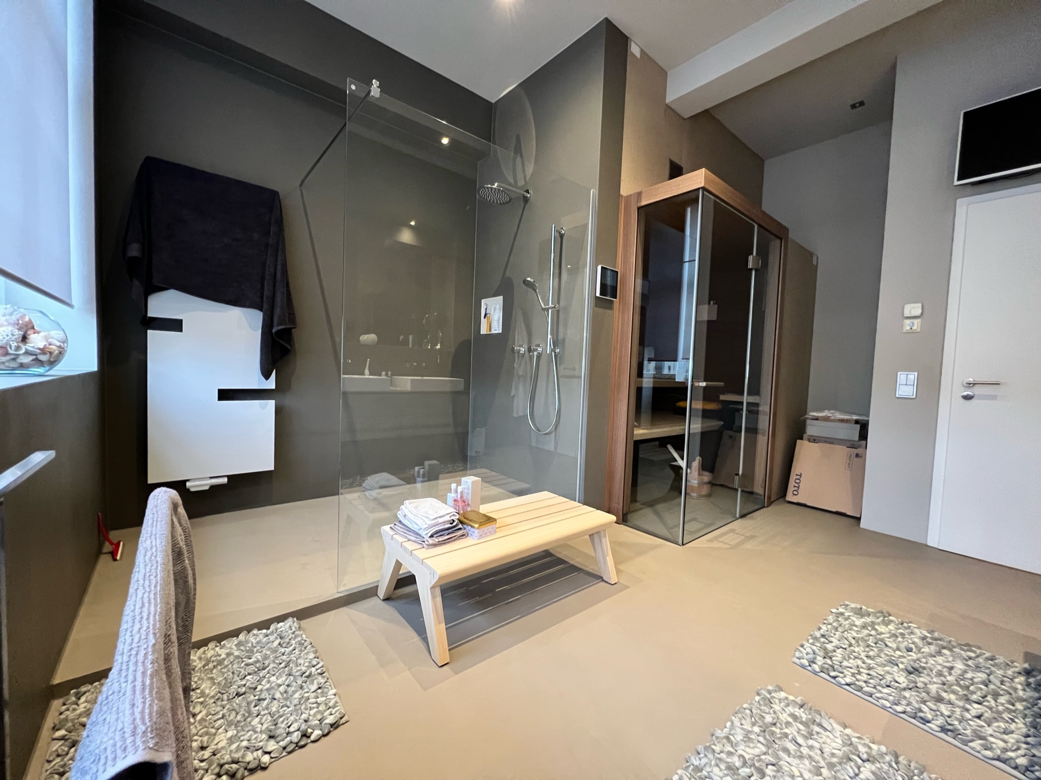 eine Badezimmer während eines Badumbaus - fugenfreies Badezimmer Malermeister Müller und Sohn