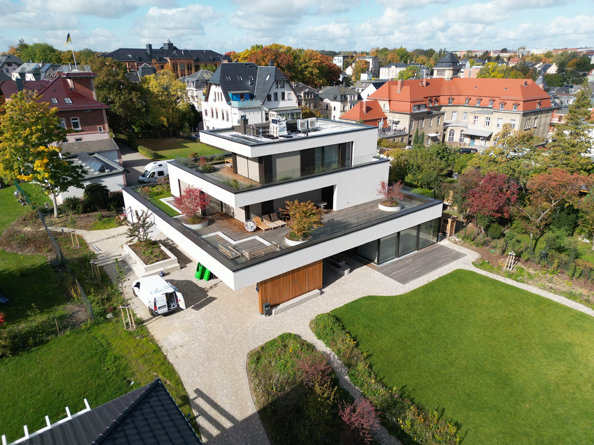 Fassadenanstrich eines Gebäudes mit einer Drohne Fotografiert. Fassadenarbeit Malermeister Müller und Sohn