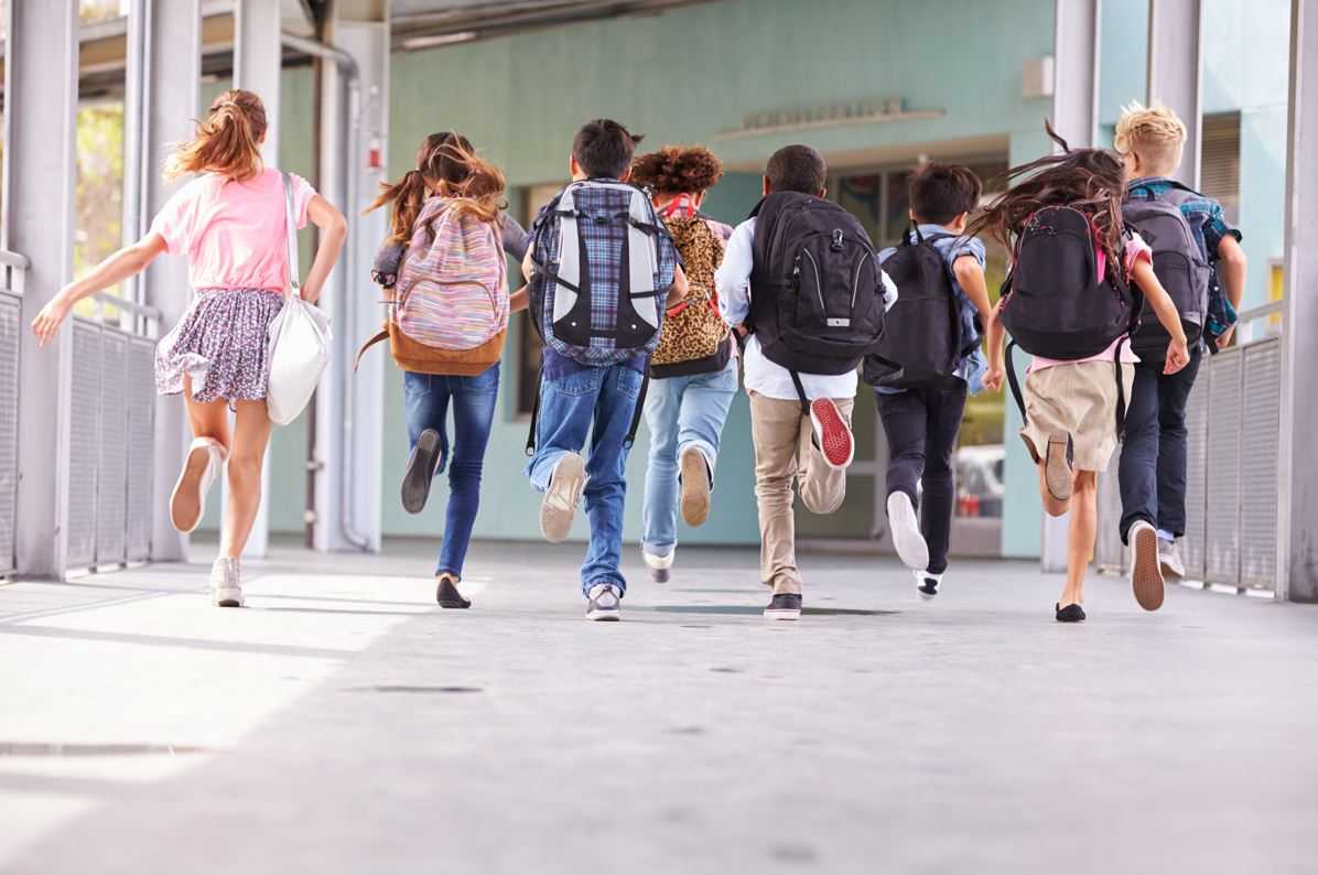 Schüler laufen auf einem Linoleumboden. Linoleumboden in Sachsen und Thüringen. Malermeister Müller und Sohn.