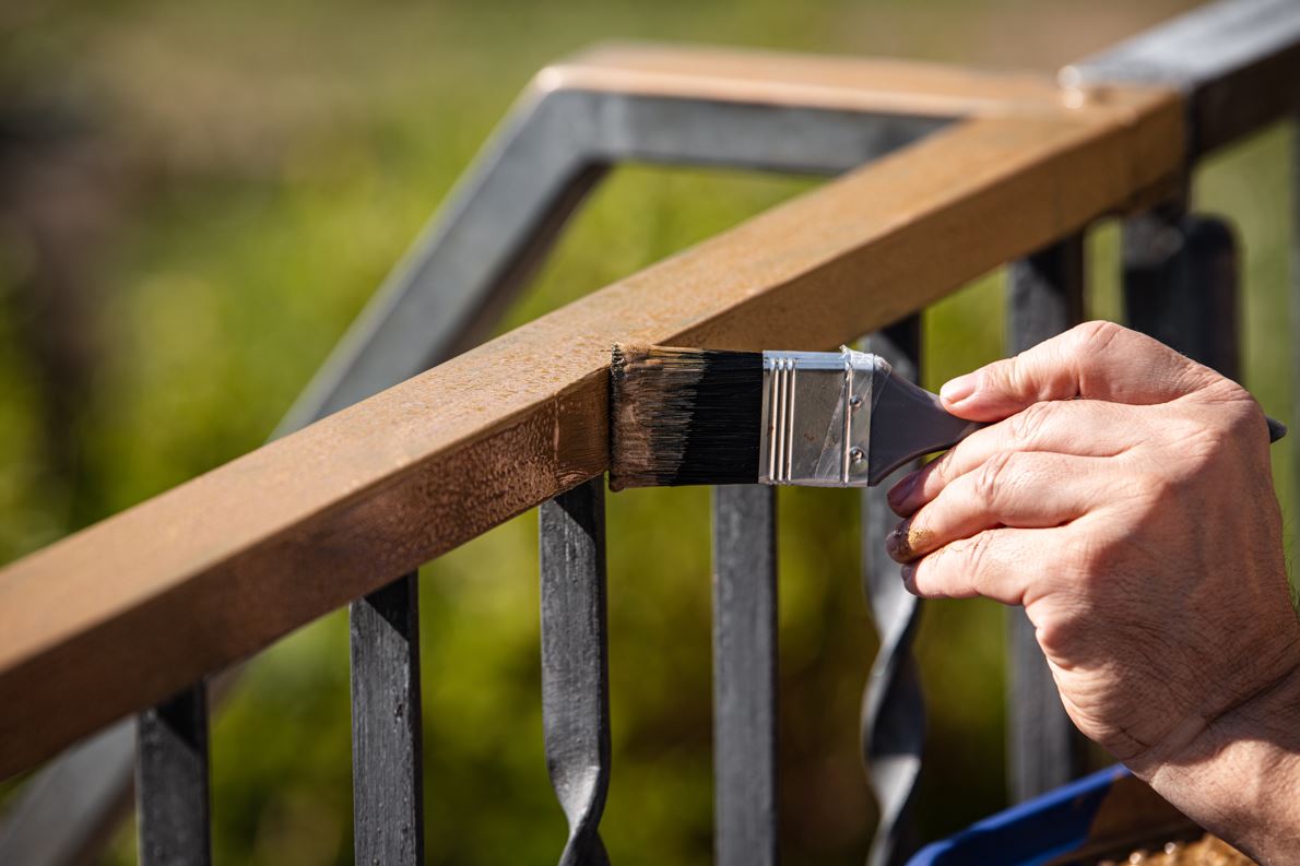 Lackierung an einem Geländer durch einen Pinsel. Lackierarbeiten Chemnitz, Malermeister Müller und Sohn