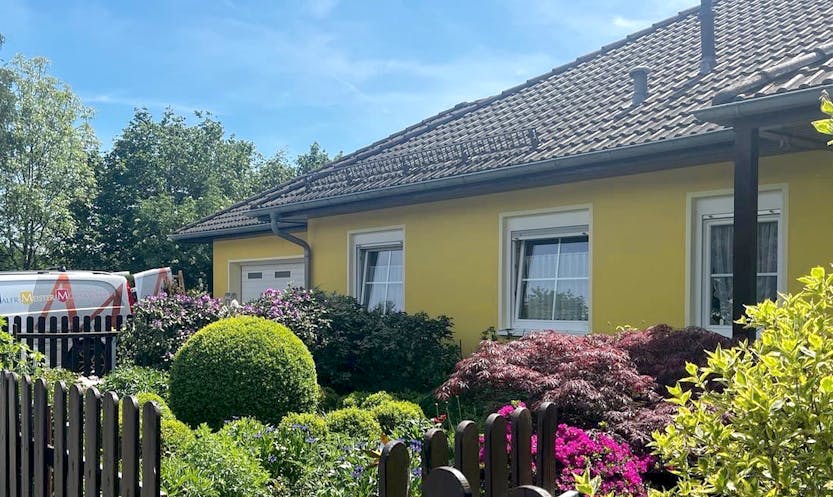Gelbe Fassade an einem Haus in Oberlungwitz. Malermeister Müller und Sohn.