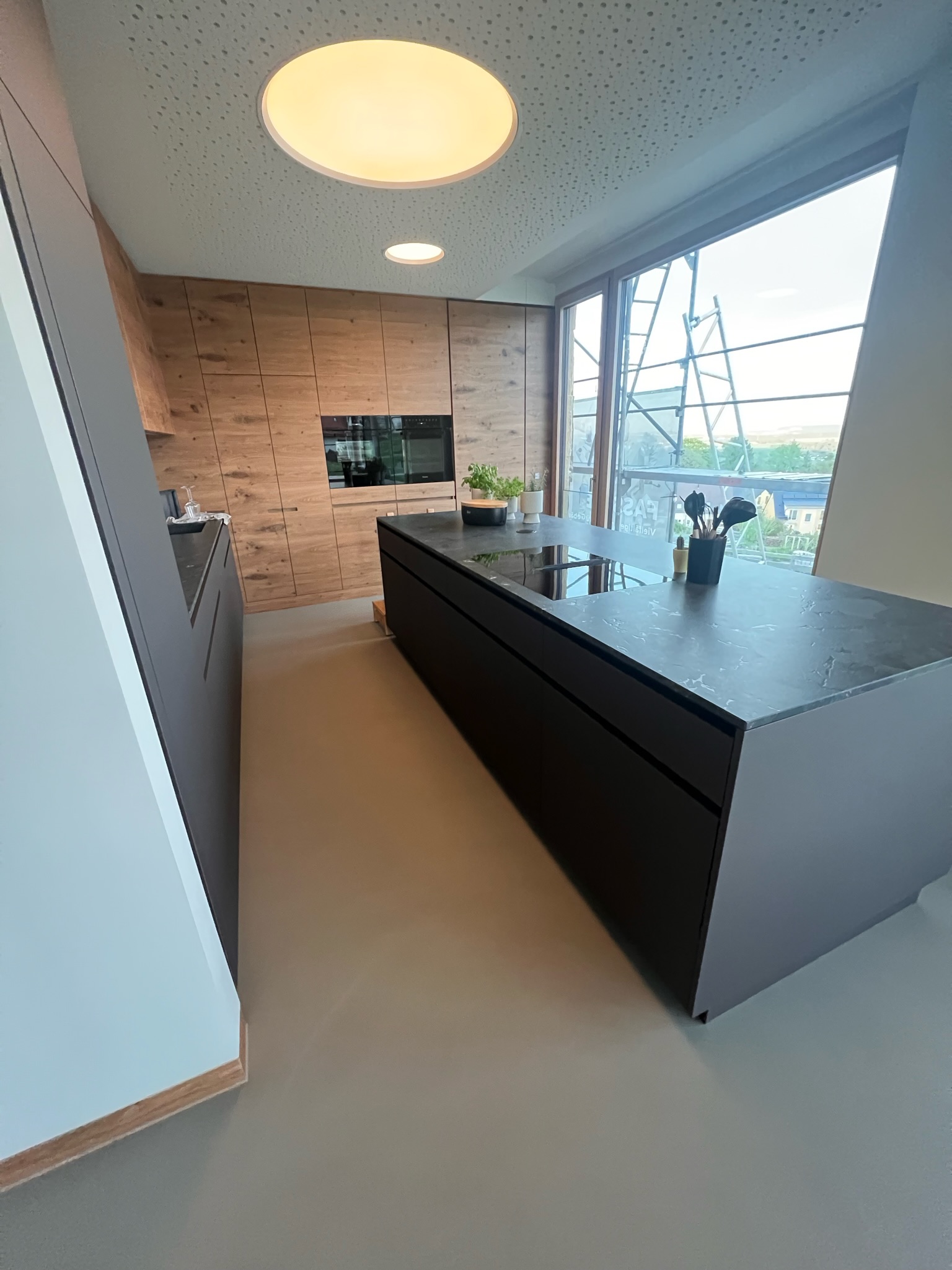 Fugenloser Boden in einer Küche in Betonoptik. Betonoptik Malermeister Müller und Sohn