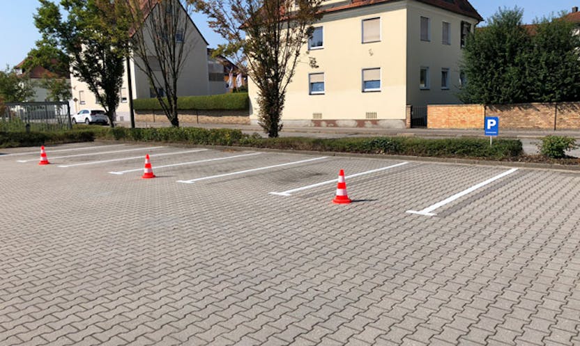 Makierungsarbeiten auf einem Parkplatz mit roten Warnpilonen. in Chemnitz und Regensburg. Malermeister Müller und Sohn