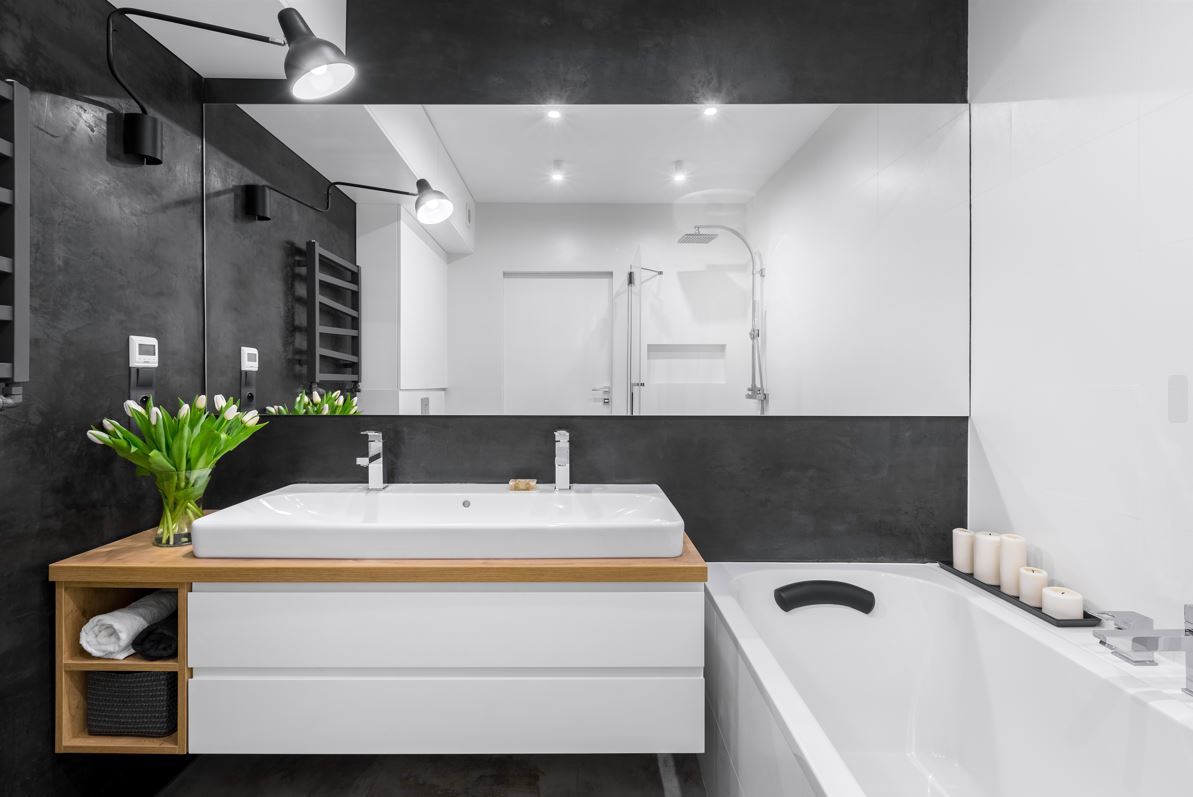 Modernes kleines Badezimmer mit großem Spiegel. fugenfreies Badezimmer Malermeister Müller und Sohn