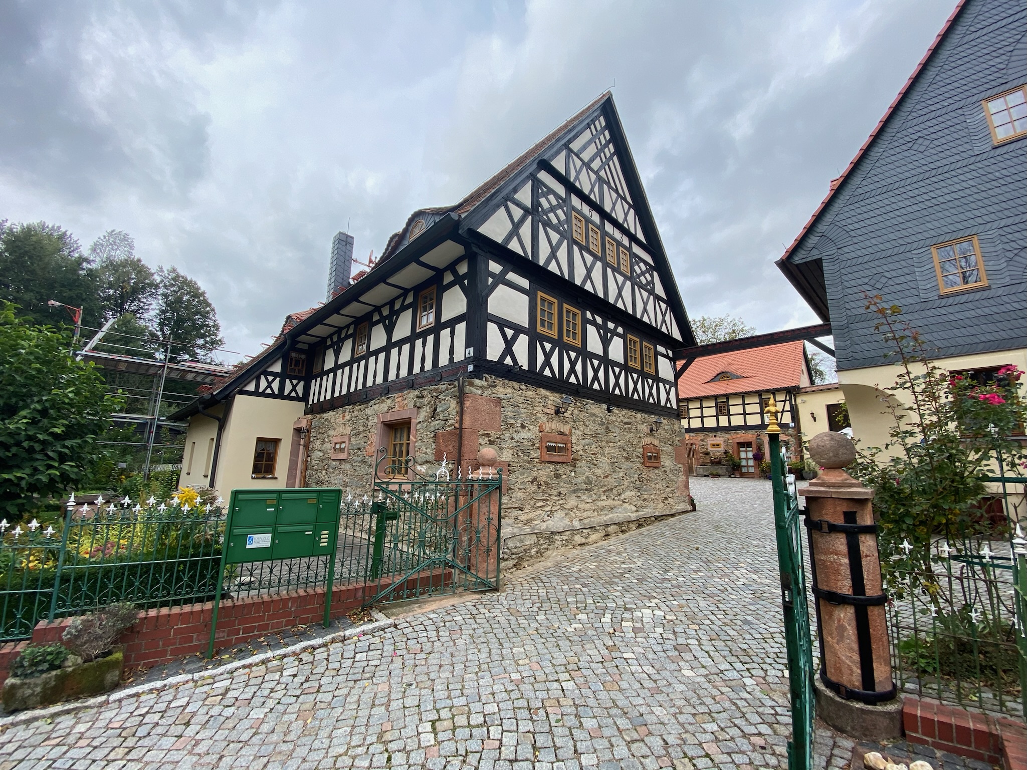 Fassadensanierung an einem alten Haus in einem Hof. Fassadenarbeit Malermeister Müller und Sohn