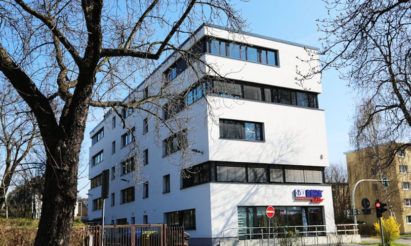 Weiße Fassade an einem Wohnkomplex. Fassadenarbeit Malermeister Müller und Sohn