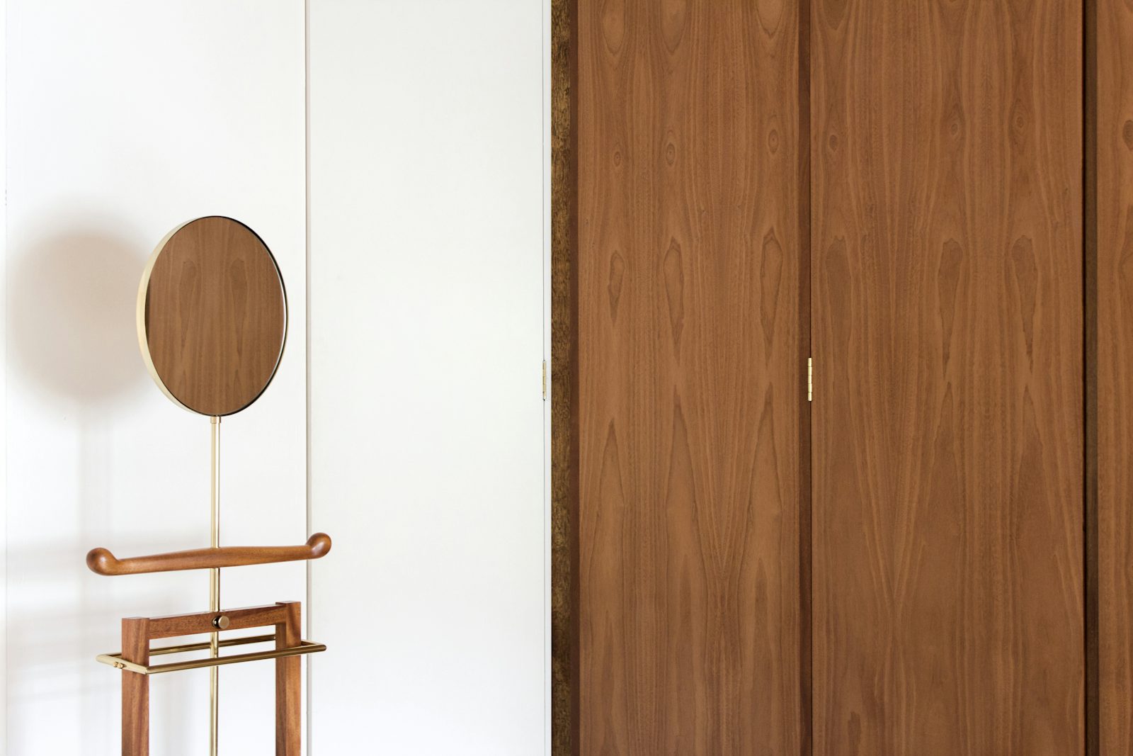 https://images.prismic.io/michael-anastassiades-website/a85ede0a-1cb7-431d-b7cf-92de09587187_3-michaelanastassiades-svenskttenn-bellhop-2013.jpg?auto=compress%2Cformat&w=1600&q=60