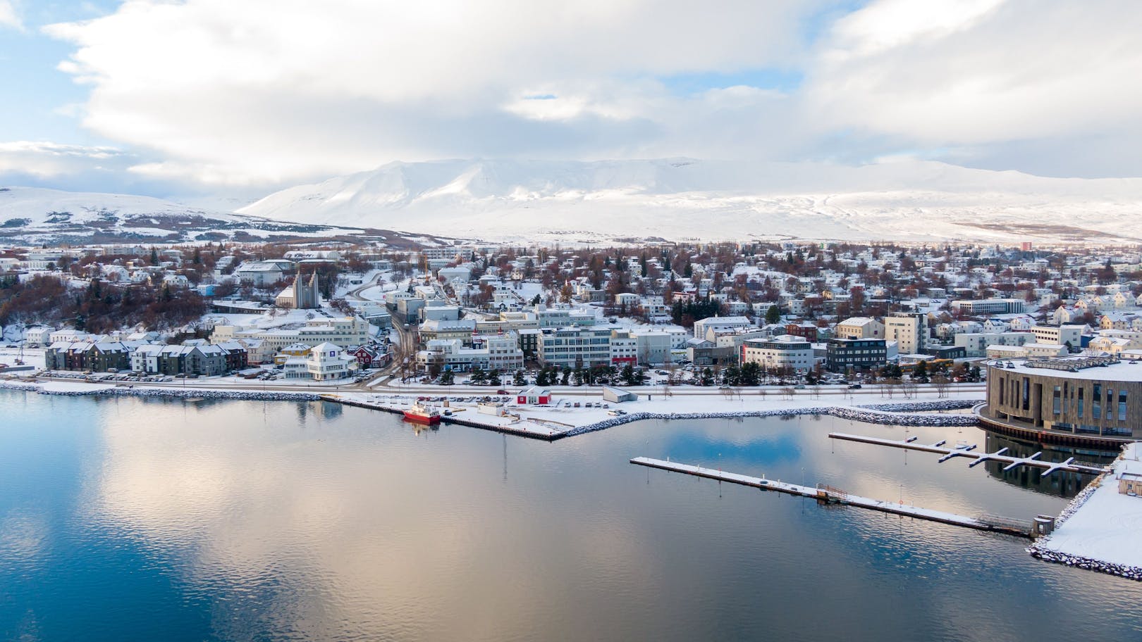 Horft yfir Torfunefsbryggju á Akureyri