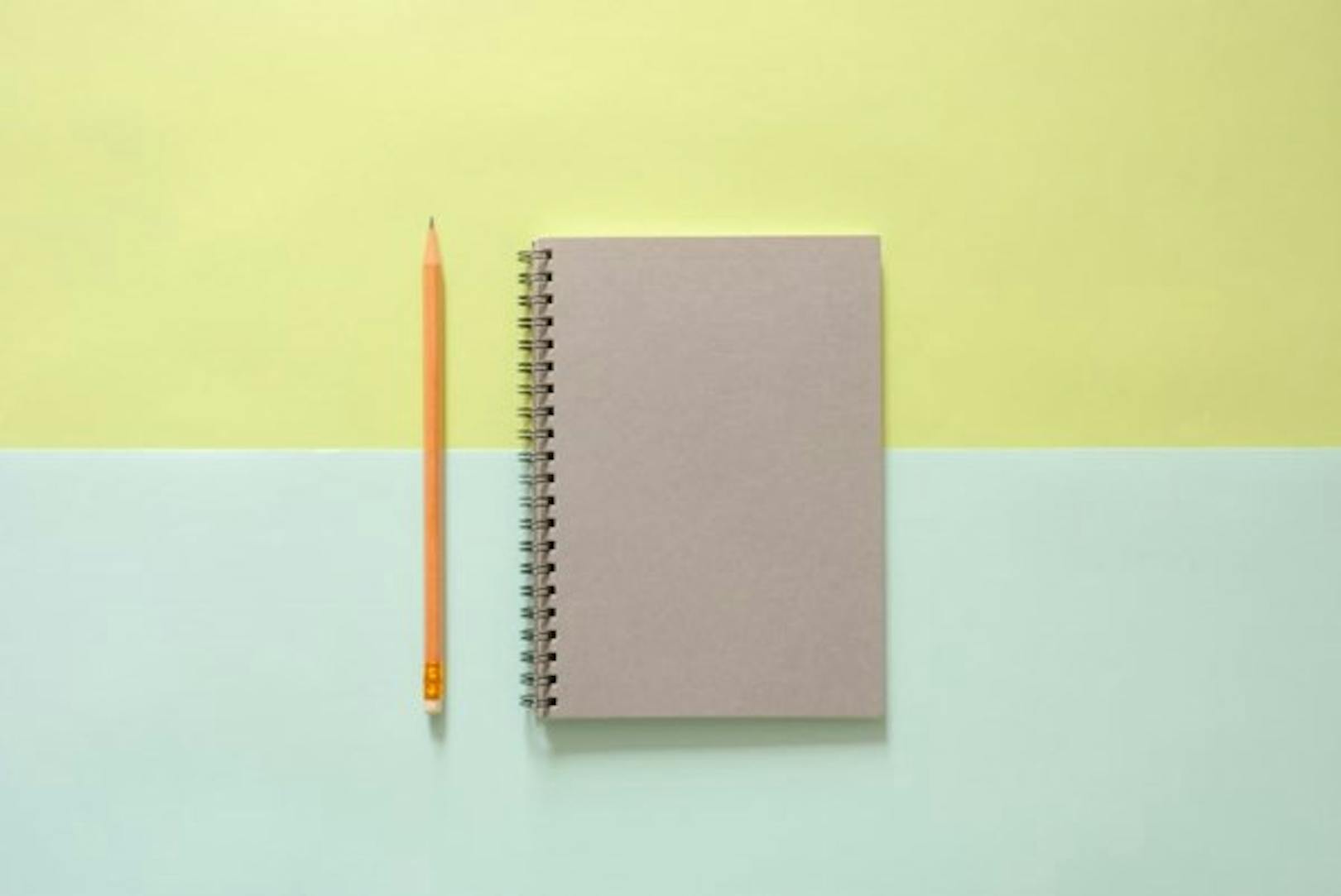 Mynd af skrifblokk og blýanti