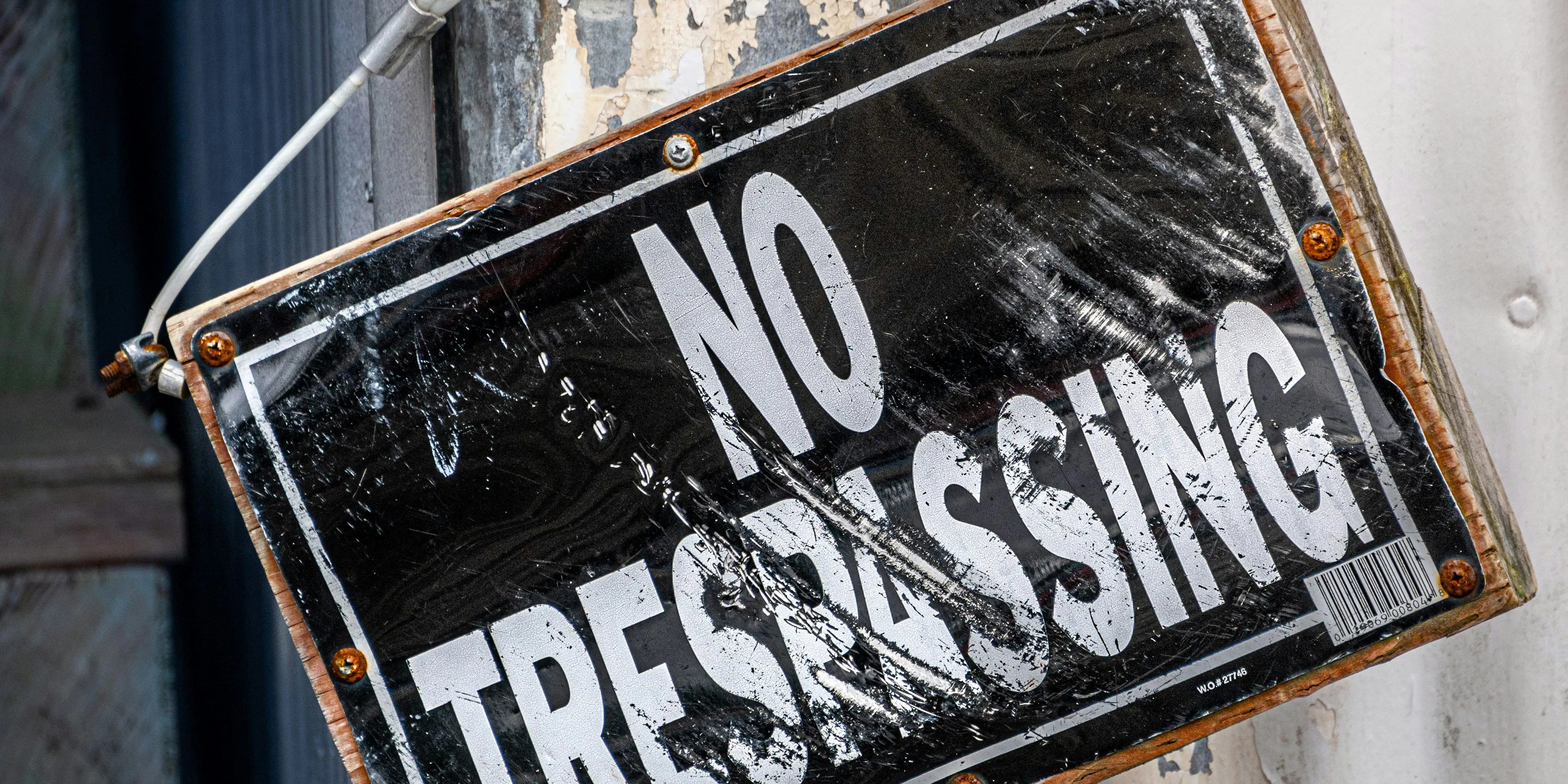 A no tressing sign hanging on a door