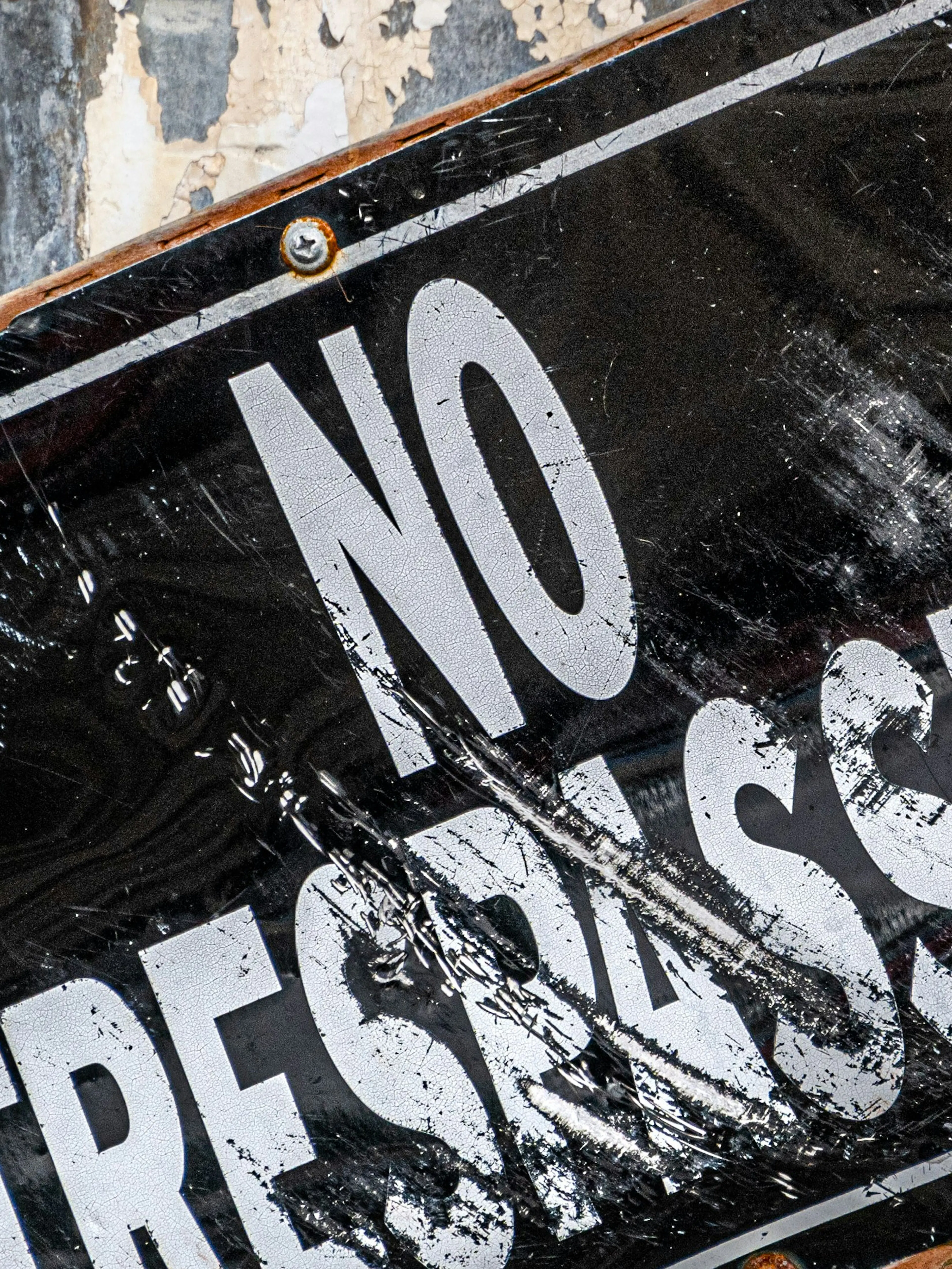 A no tressing sign hanging on a door