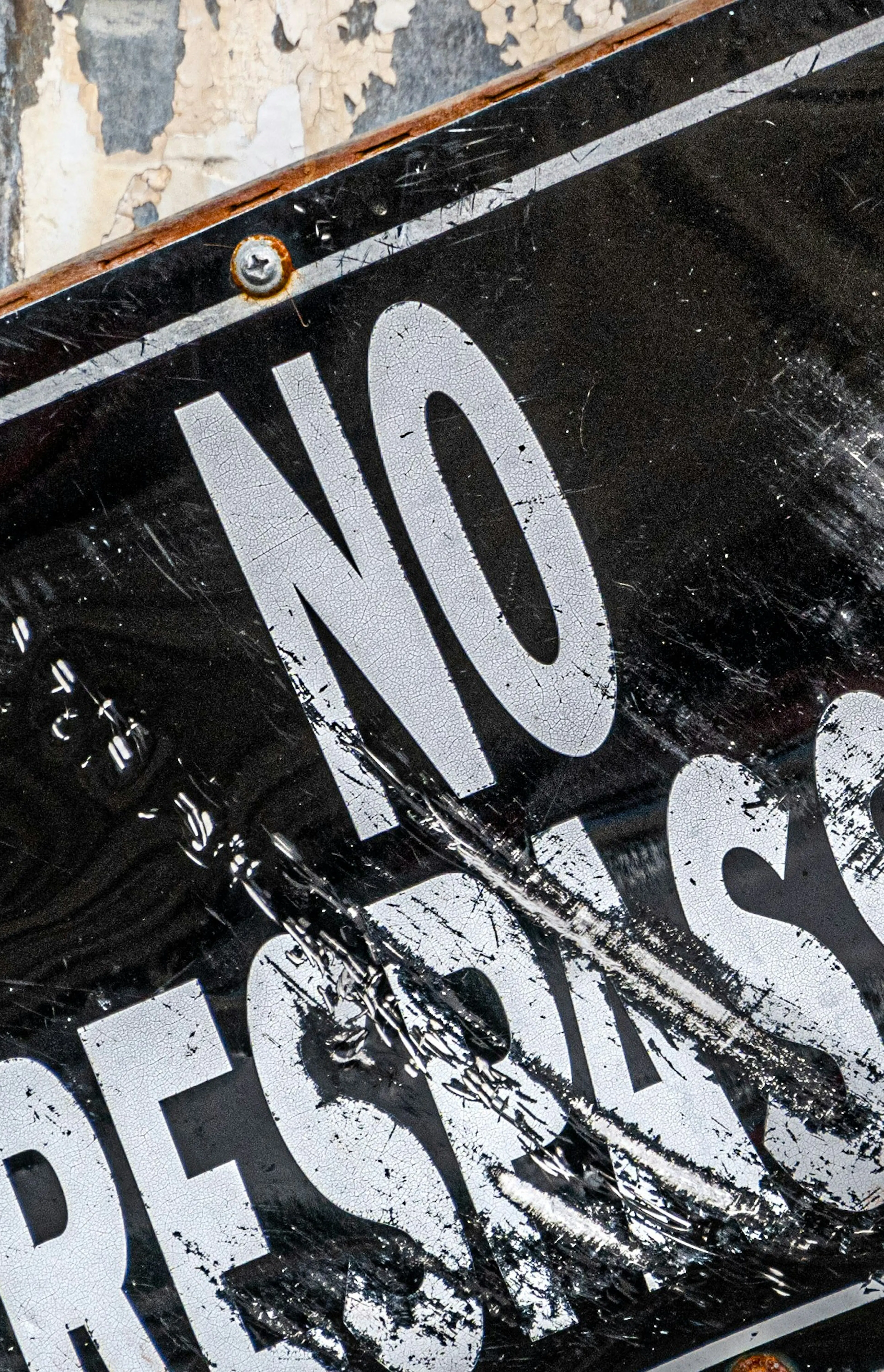A no tressing sign hanging on a door