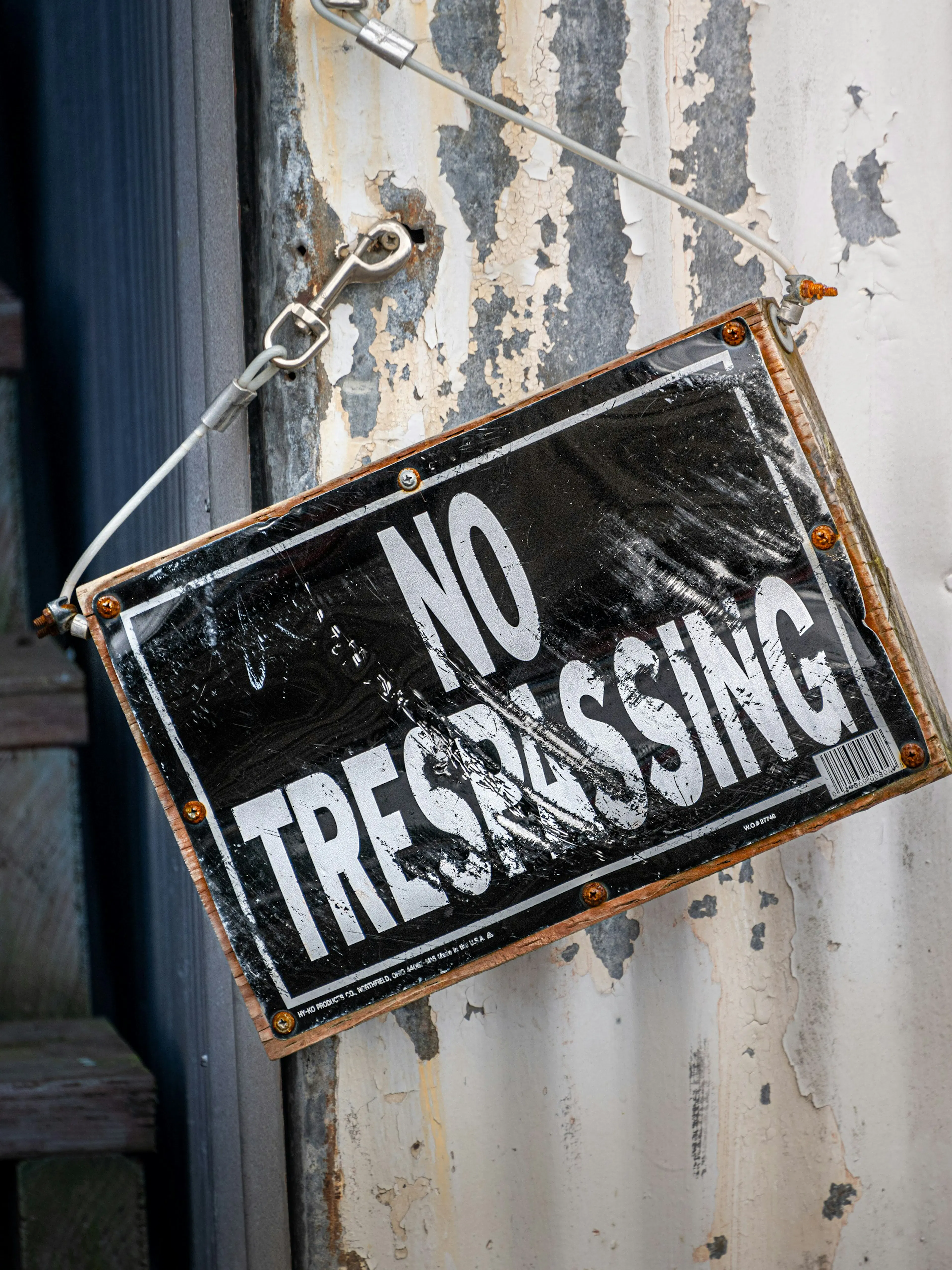 A no tressing sign hanging on a door