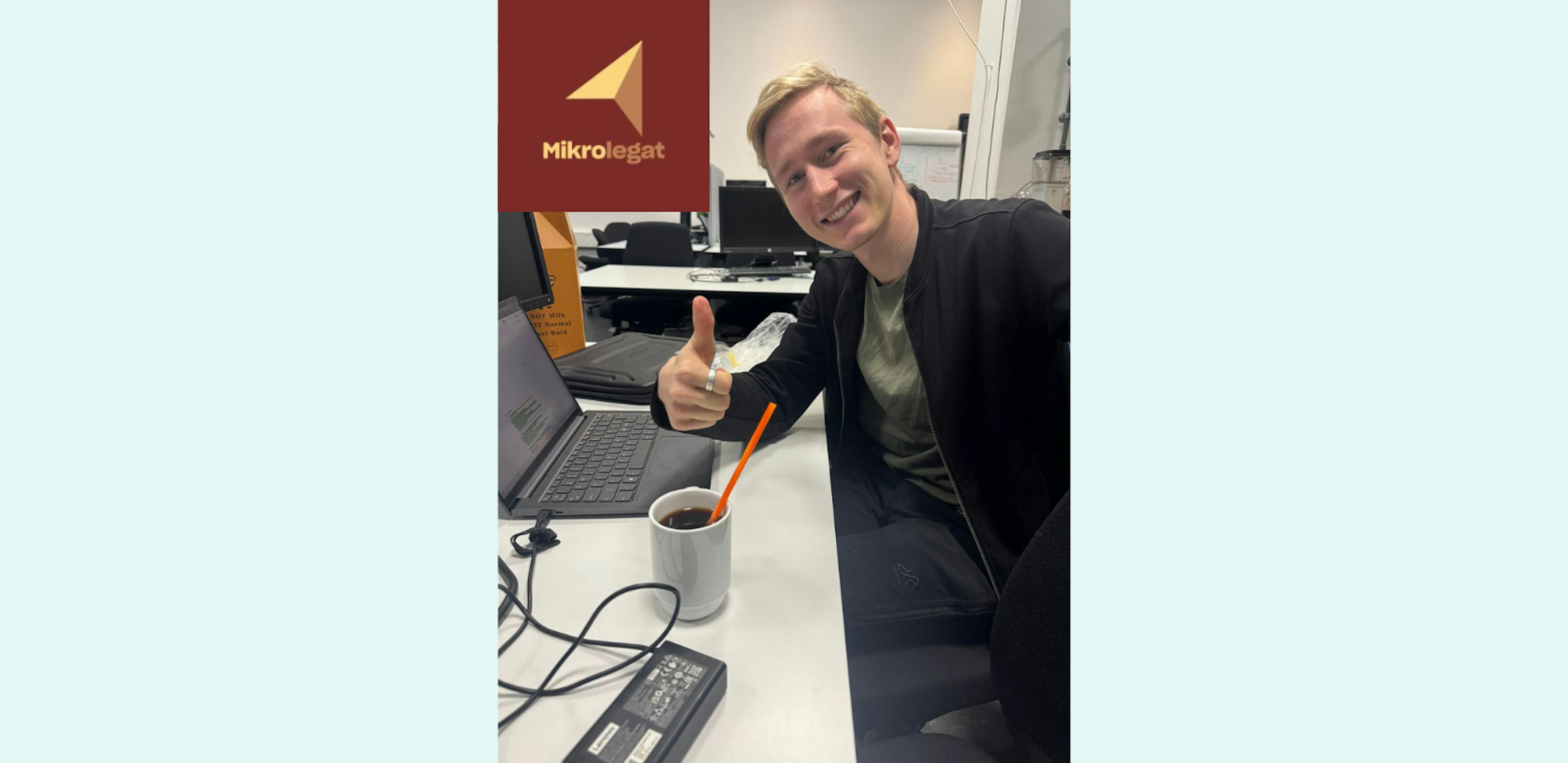 Sebastian drikker kaffe med sugerør