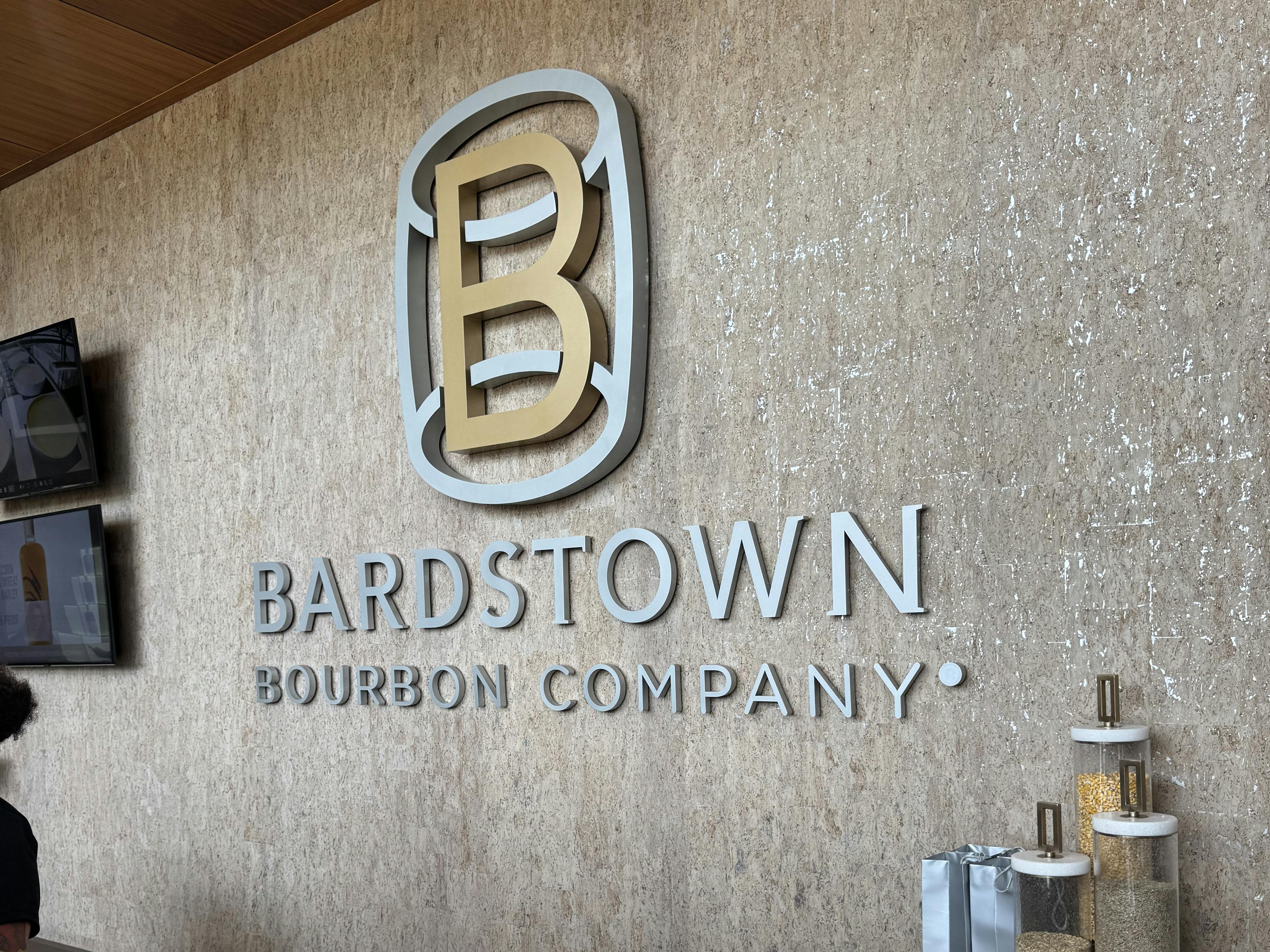 the outdoor bar at bardstown bourbon company