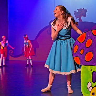 Hoofdrollen Alice en de Tweeling tijdens een voorstelling in het theater Castellum in Alphen aan den Rijn.
Foto door Jeroen Verburg