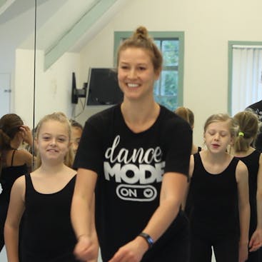 Silvia Opstal, dansdocent van Balletstudio Mirjam Ouwerkerk. Geeft les in kleuterdans, klassiek ballet, moderne dans, streetdance/hiphop, juniorklassen en presentatiegroepen in Alphen aan den rijn en Hazerswoude