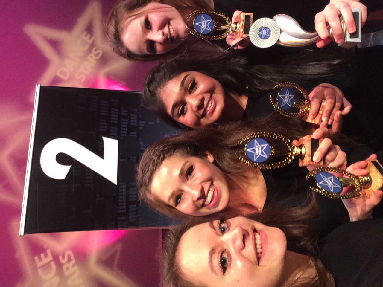 Presentatiegroep 1 met de prijs die ze gewonnen hebben bij een danswedstrijd. 