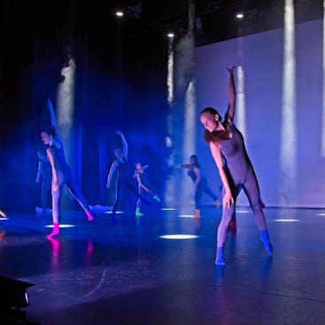Dansers moderne dans tijdens een voorstelling in het theater Castellum in Alphen aan den Rijn.
Foto door Jeroen Verburg