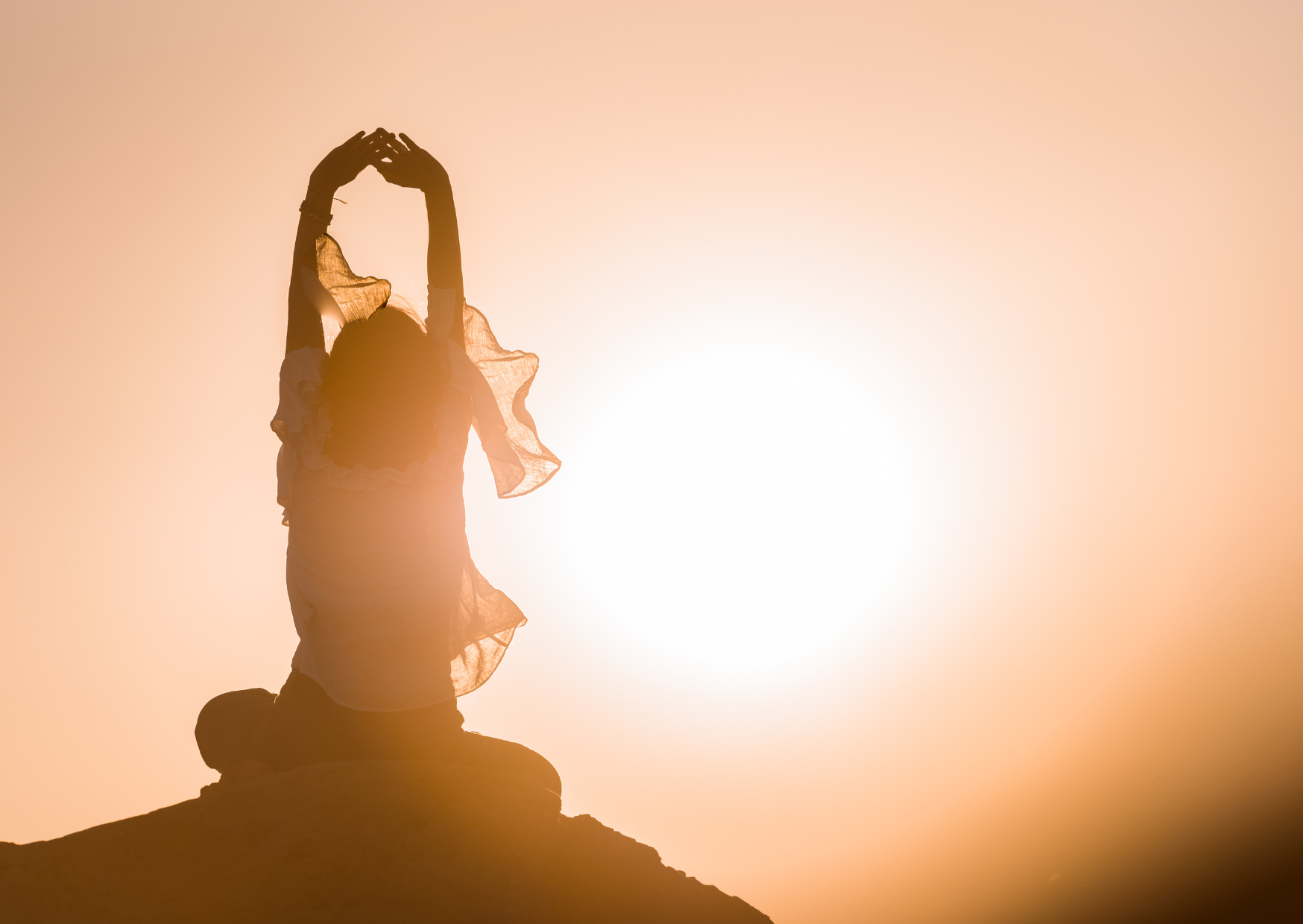 Silhouette einer Frau im Sonnenuntergang