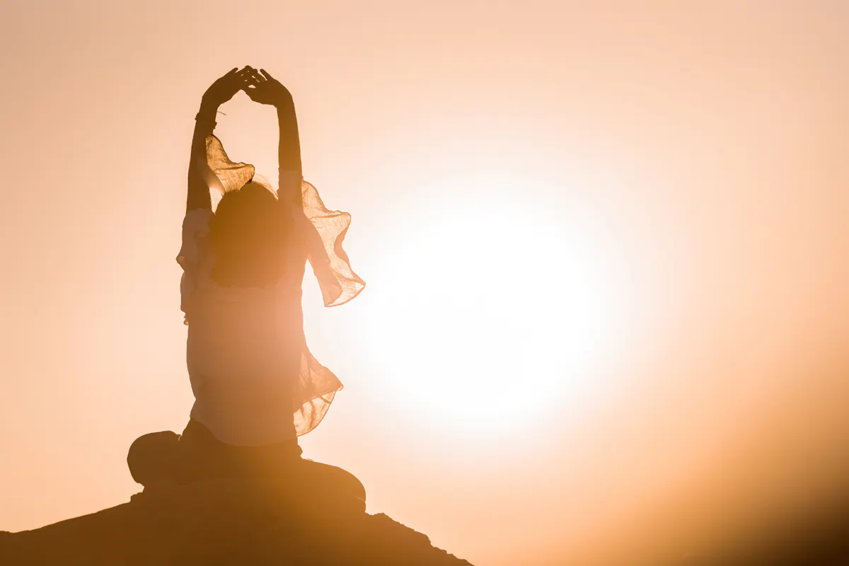 Silhouette einer Frau im Sonnenuntergang