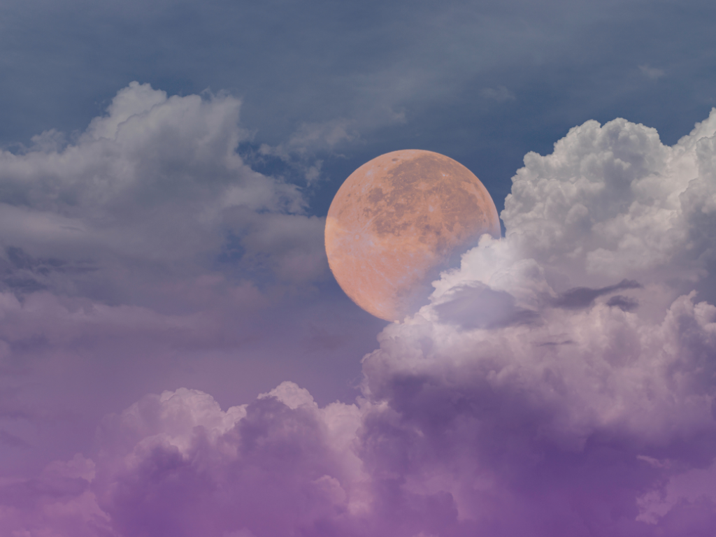 Vollmond vor lila-blauem Himmel