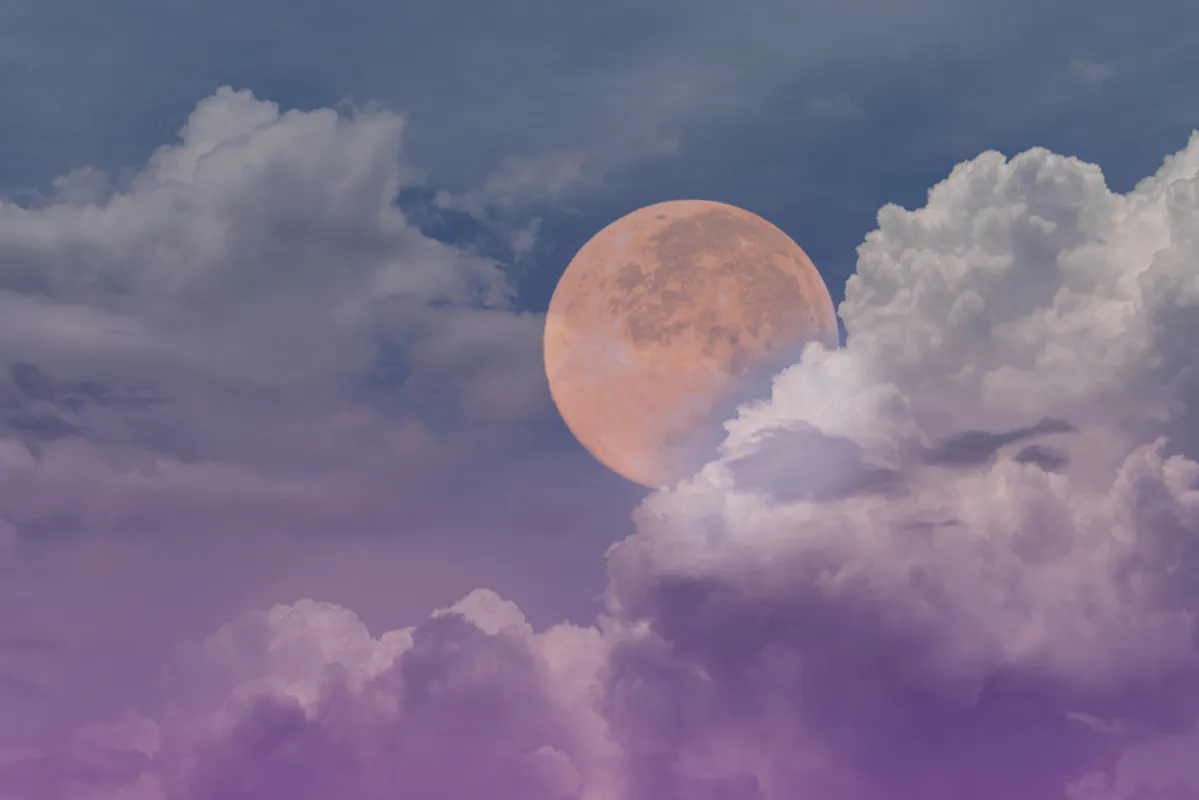 Vollmond vor lila-blauem Himmel