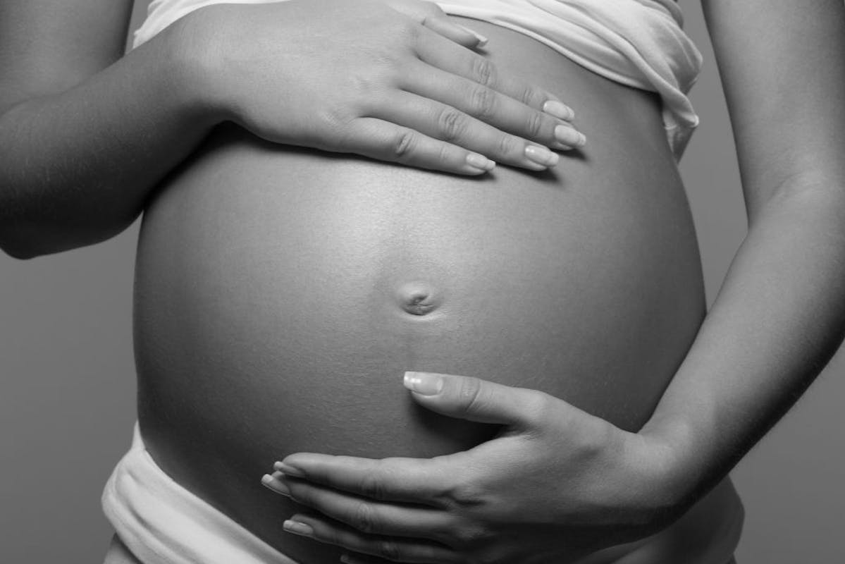 Schwangerer Bauch in schwarz weiß