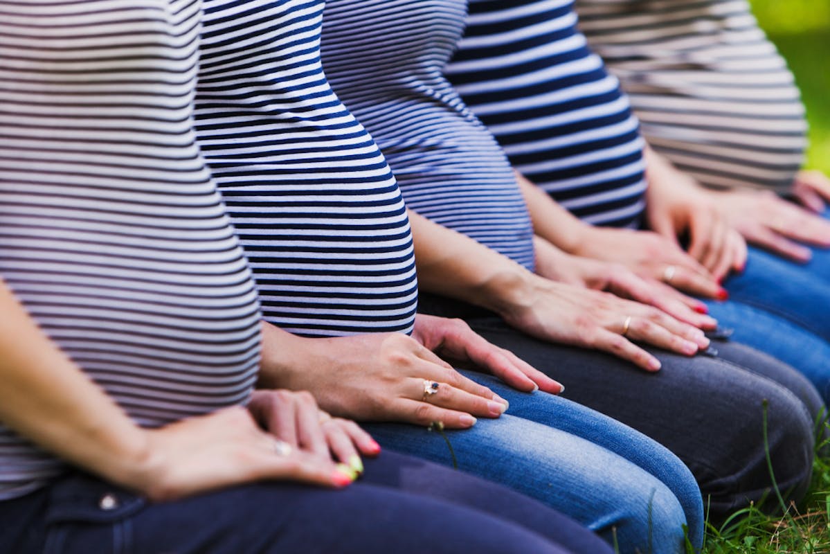 5 Schwangere Bäuche in streifenshirts