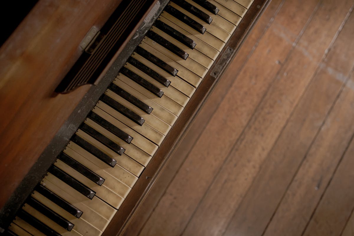 Braunes Klavier auf braunem Holzboden