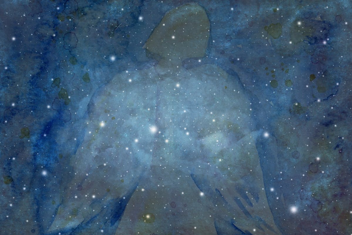 Silhouette eines Engels vor dunkelblauem Nachthimmel mit hellen sternenpunkten.