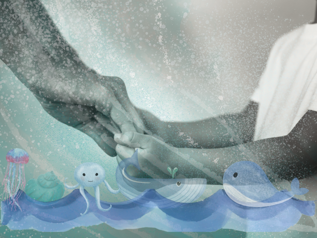 Hände von Erwachsenem und Kind, davor kindliche Meeres-Aquarellmalerei in grün-blau Tönen. 