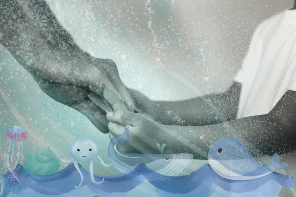 Hände von Erwachsenem und Kind, davor kindliche Meeres-Aquarellmalerei in grün-blau Tönen.