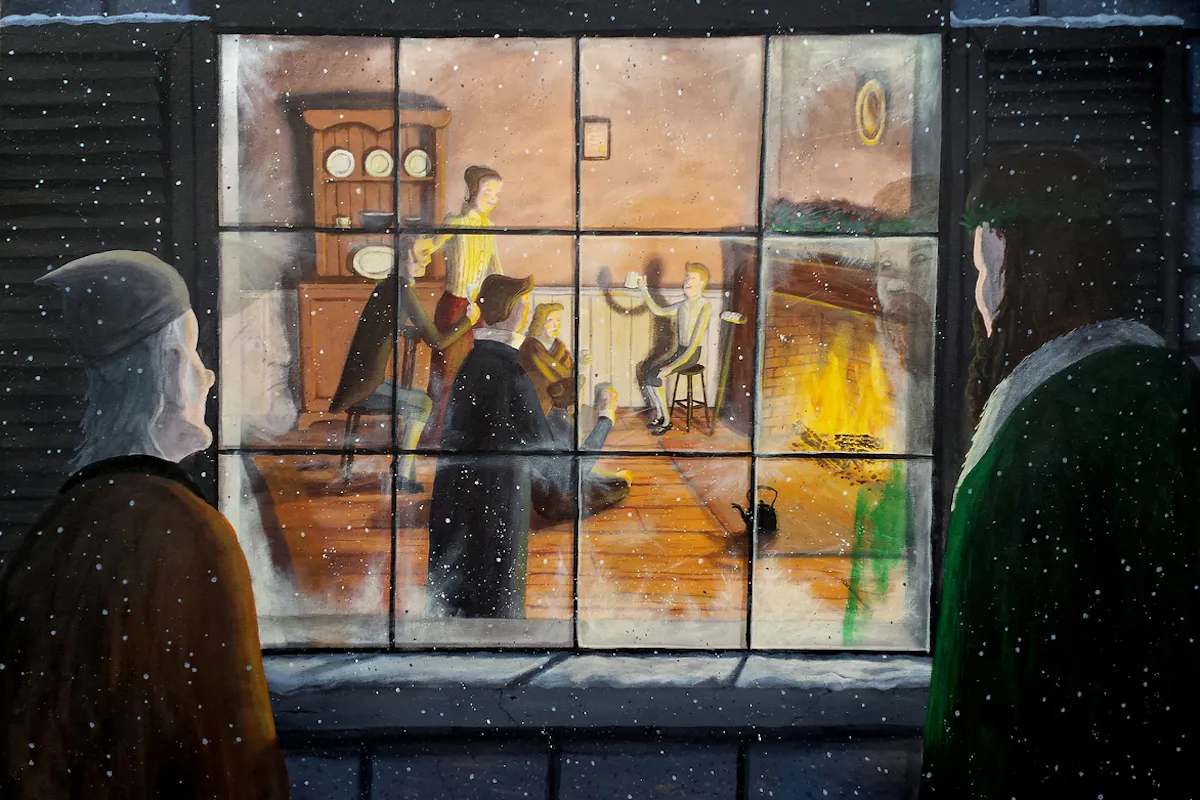 Ebenezer Scrooge schaut durch ein Fenster in ein helles Wohnzimmer voller Liebe und Zusammensein.
