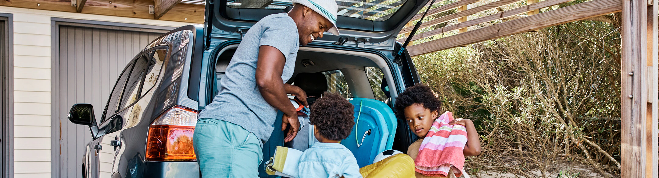 family packing their car