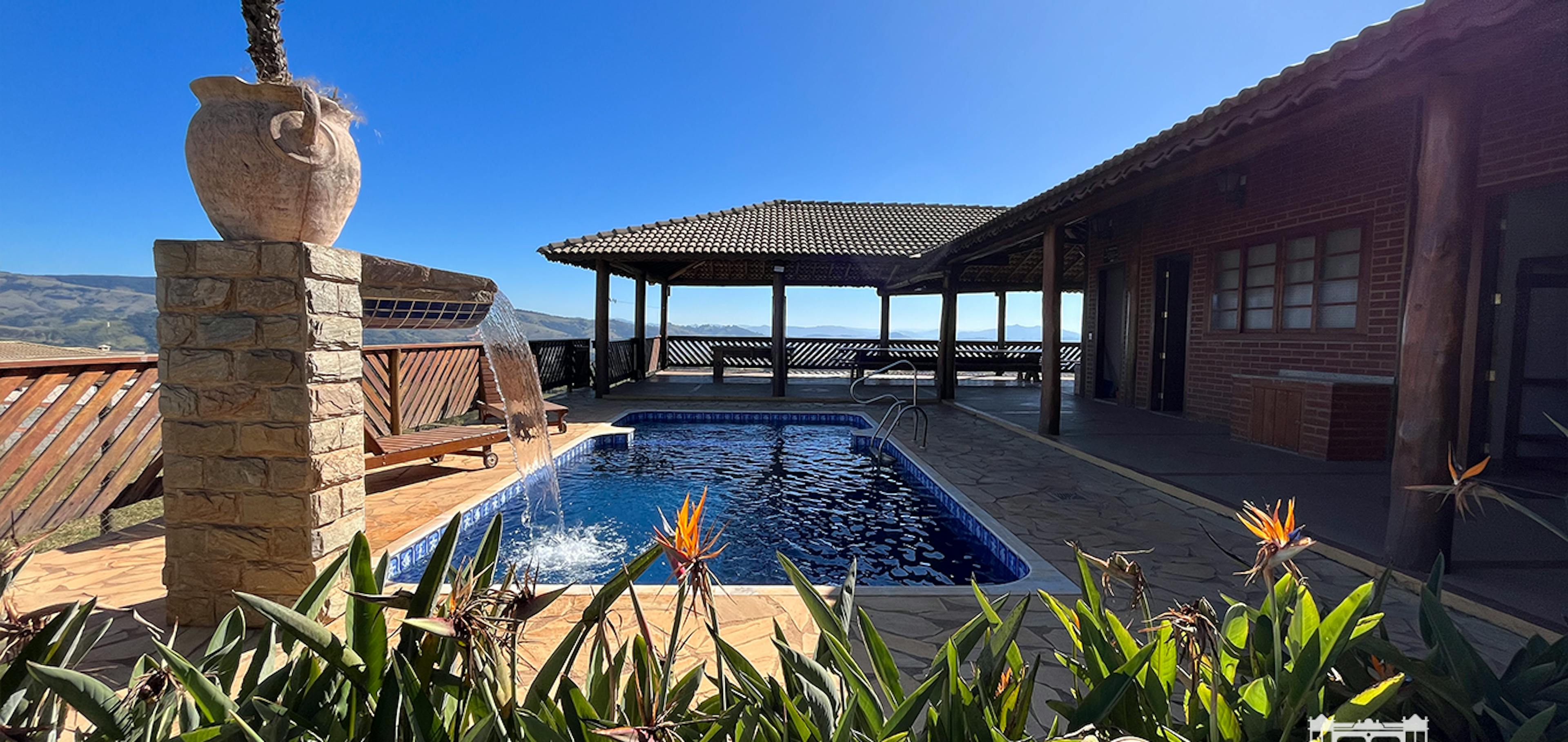 Imagem de fundo de ampla chácara com piscina e espaço de jardim