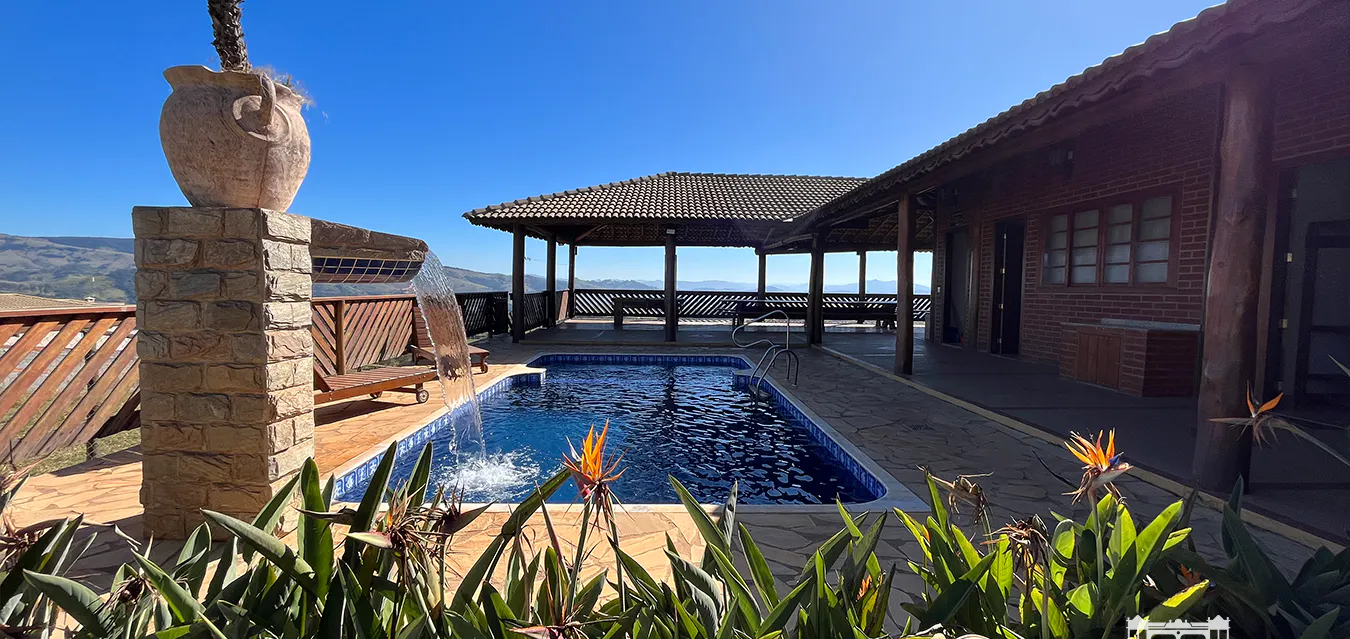 Imagem de fundo de ampla chácara com piscina e espaço de jardim