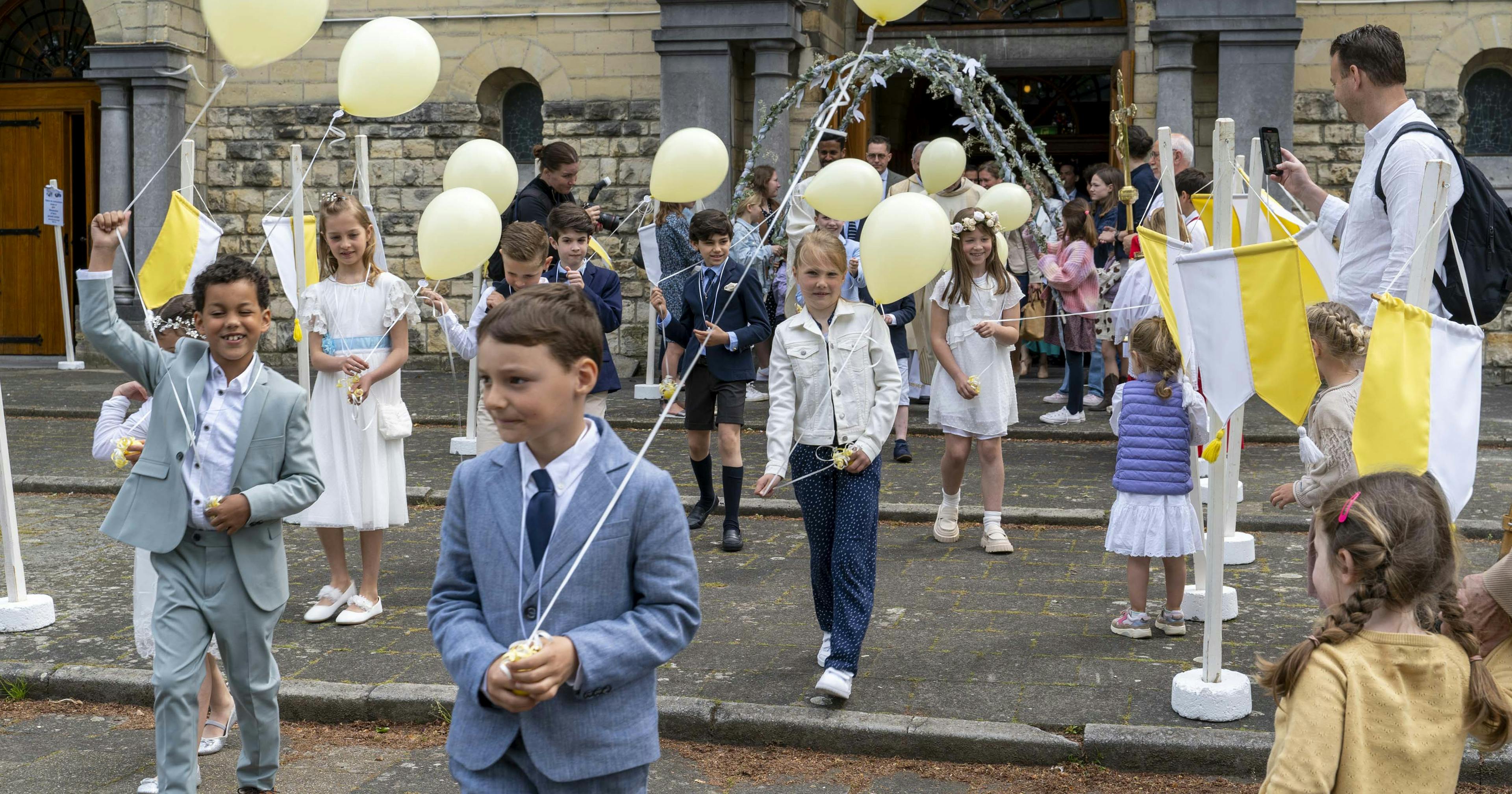 Een vrolijke scène van een feestelijke gebeurtenis, vol leven en vreugde.