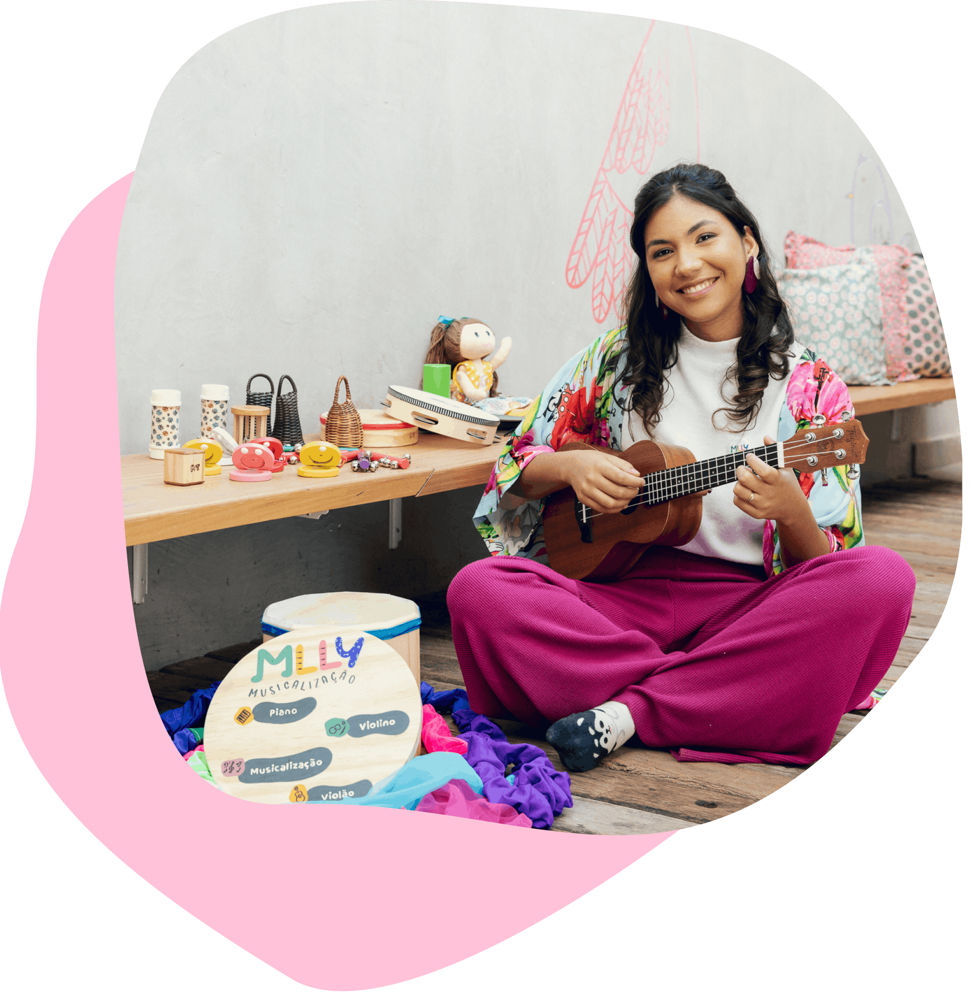 Professora tocando ukulele