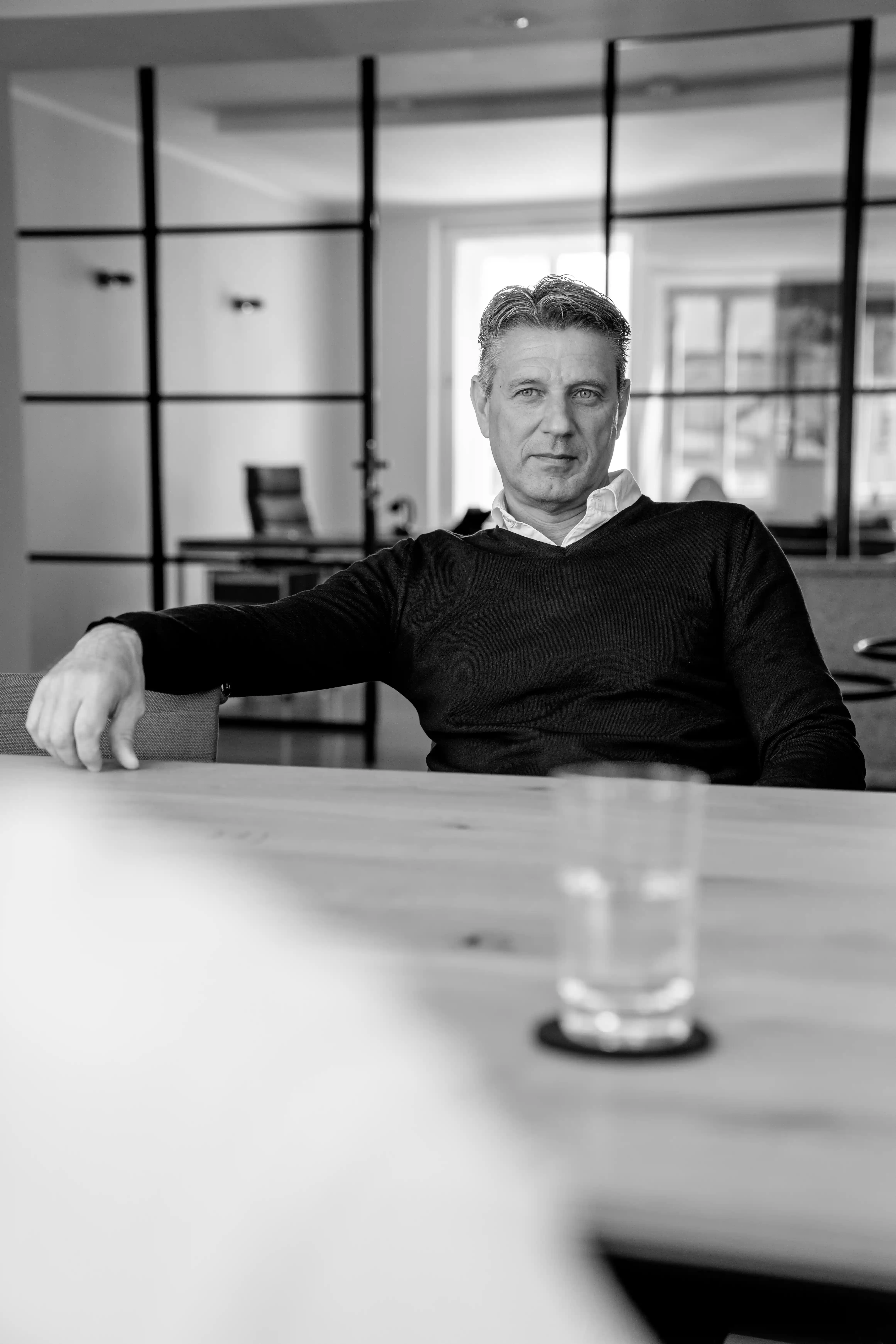 Marco de Angelis sitzt am Tisch